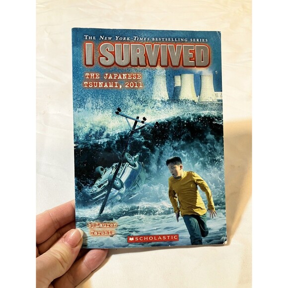 I SURVIVED The Japanese Tsunami, 2011 - Chapter Books by Lauren Tarshis - Picture 1 of 4